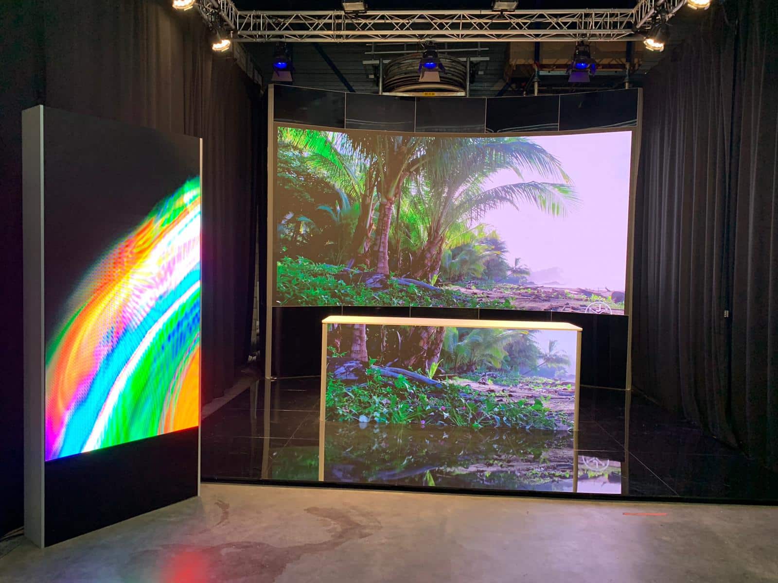 Studio met LED wand voor een meer natuurlijke omgeving voor sprekers